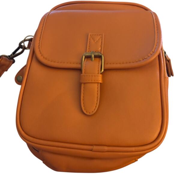 Crossbody Purse in Camel. Pockets zipper closure. Credit card  compartments. - Picture 1 of 4